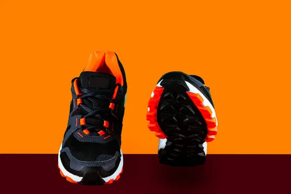 Sepatu Lari Bergaya Terisolasi Latar Belakang Oranye — Stok Foto