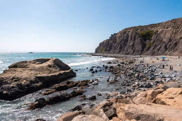 Dana Point California Nın Güneşli Kayalık Sahilinin Güzel Bir Görüntüsü — Stok fotoğraf