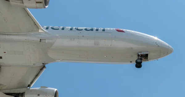 American Airlines 777 200 Πετούν Πάνω Από Charlotte — Φωτογραφία Αρχείου