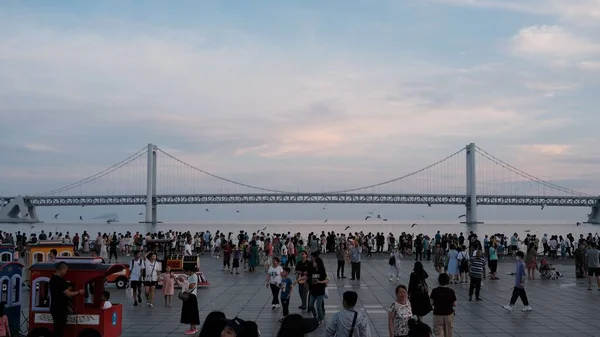 Wieczorny Widok Plac Xinghai Ludźmi Most Tle — Zdjęcie stockowe