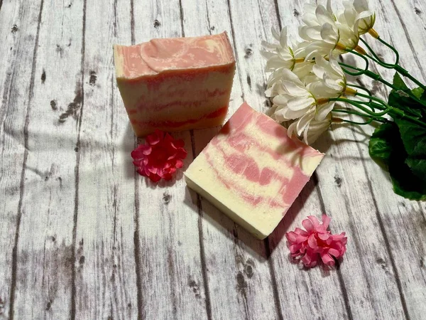 Uma Vista Superior Sabão Rosa Com Flores Uma Superfície Madeira — Fotografia de Stock