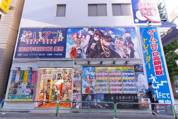 秋葉原 2020年9月5日 秋葉原にアニメポスターが飾られた店内 — ストック写真