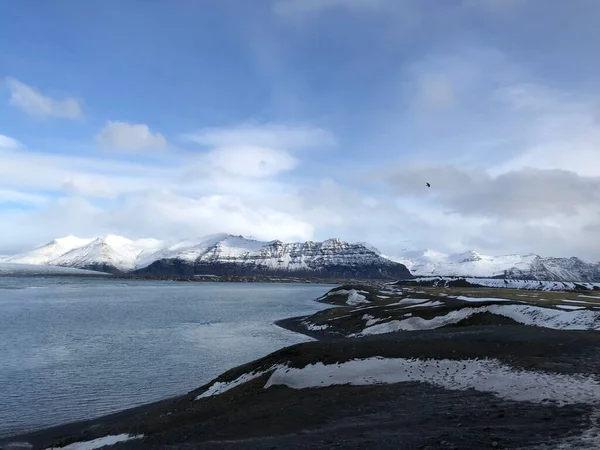 Een Prachtig Uitzicht Een Zee Met Besneeuwde Bergen Onder Blauwe — Stockfoto