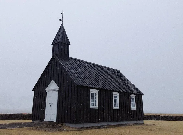 Une Belle Vue Sur Église Noire Dans Champ Sous Ciel — Photo