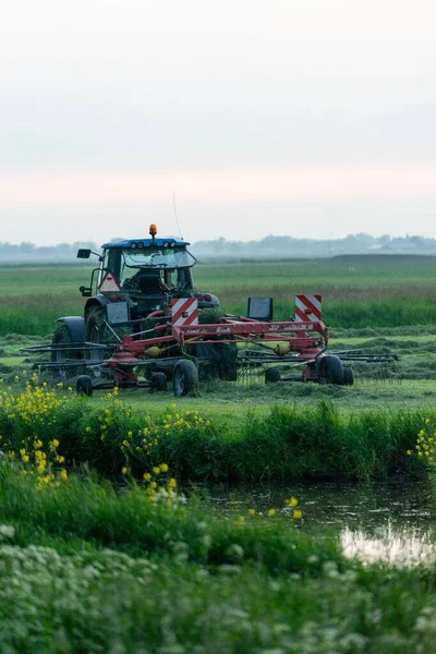 Een Landbouwer Rijdt Trekker Draait Gras Drogen Voor Het Verzamelen — Stockfoto