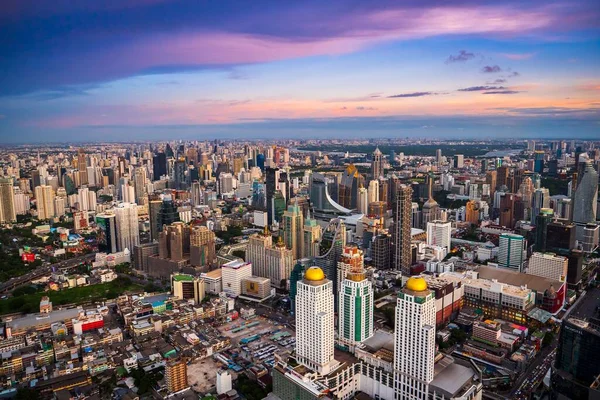 タイのバンコクの夕日の間のバンコクの街のパノラマビュー — ストック写真