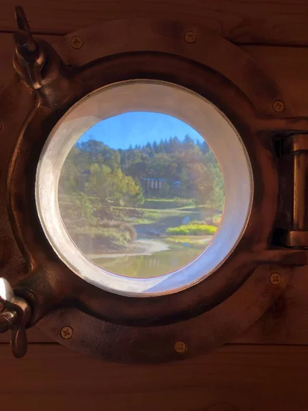 窓からの景勝地風景の垂直ショット — ストック写真