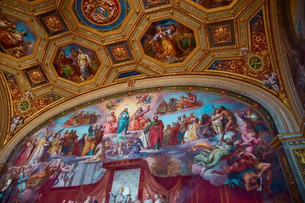 Низкий Угол Обзора Картин Стенах Потолке Музея Ватикана — стоковое фото