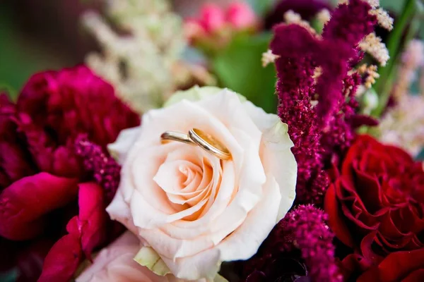 バラの花束に結婚指輪のクローズアップショット — ストック写真