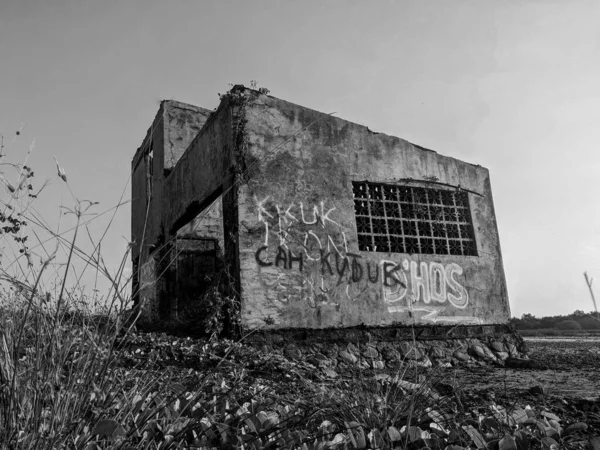 Tiro Tons Cinza Edifício Vazio Grafitado Lado Estrada Jepara — Fotografia de Stock