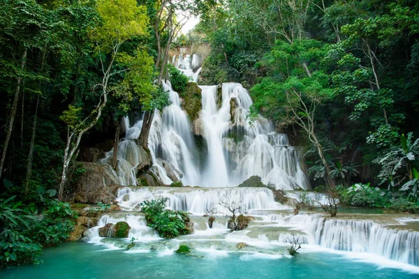 Krásný Záběr Kuang Vodopád Tyrkysový Vodní Bazén Obklopený Zelení — Stock fotografie