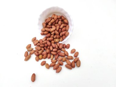 Beyaz arka planda izole edilmiş plastik kaseye konmuş yiyecek taneleri