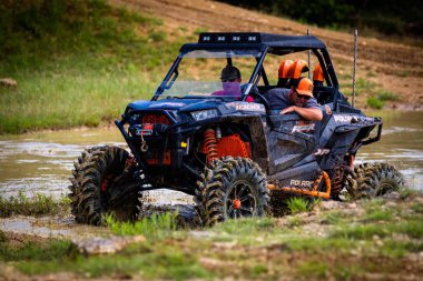 2020 'de Rock Fest' te çamurlu bir alanda yarışan insanların olduğu bir ATV.