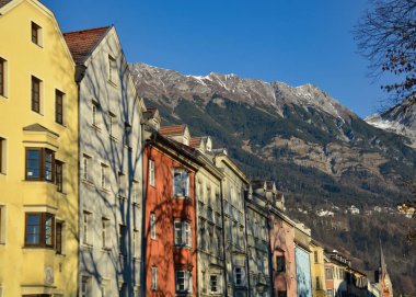 Arkasında dağlar olan güzel renkli evler, Innsbruck, Avusturya