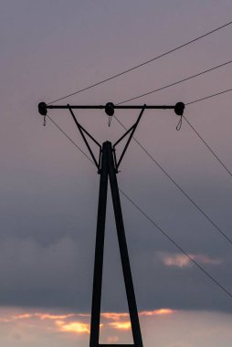 Gün batımında bir elektrik kulesi