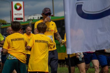 2022 Yaşam Kanatları 'nın katılımcıları Polonya' nın Poznan kentinde koşarken içme suyu içiyorlar