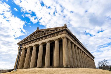 Güneşli bir günde Nashville, Tennesee 'deki Parthenon' un alçak açılı bir görüntüsü.