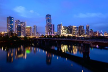 Austin, Teksas 'a giden bir köprünün uzun bir görüntüsü.