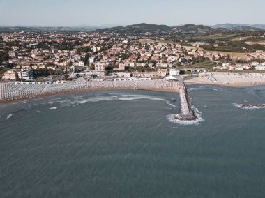 İtalya, Temmuz 2022: Denizi, plajları, limanı ve şemsiyeleriyle Fano şehrinin havadan görünüşü