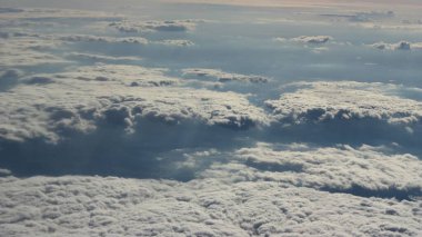 Yukarıdan İsveç 'e giden uçakta bulutlar.