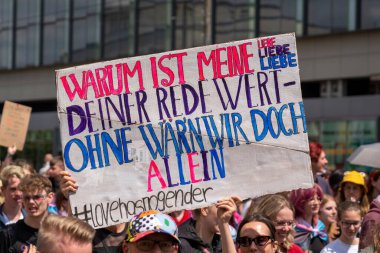 Lezbiyen, gey, biseksüel, transseksüel ve interseksüel ayrımcılığa karşı renkli gökkuşağı renkleriyle CSD gösterisi