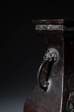 Eski bir Çin bronz tenceresinin dikey çekimi.