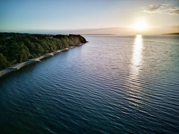 Вид Повітря Моря Яскраве Сонце Відображене Воді Біля Острова — стокове фото