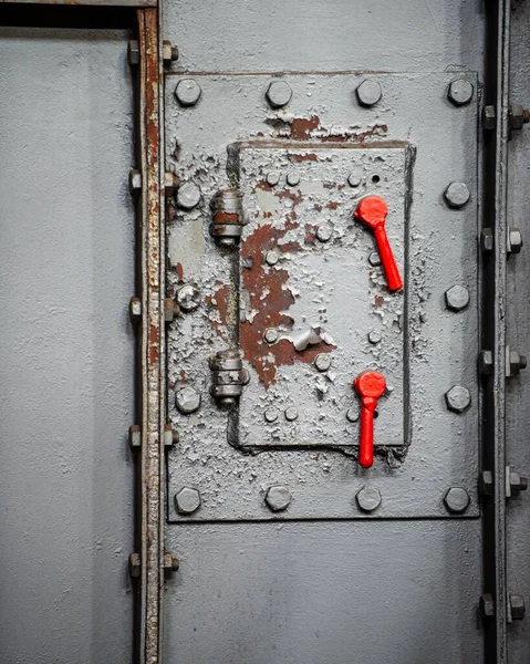 Kırmızı Saplı Endüstriyel Metal Bir Kapı — Stok fotoğraf