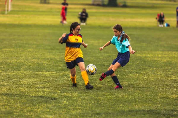 Unga Flickorna Spelar Fotboll Youth Soccer Game — Stockfoto