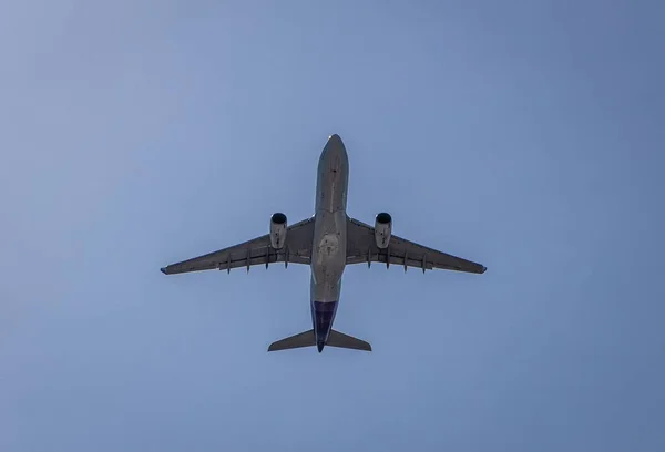 Avion Passagers Survolant Ciel Bleu — Photo