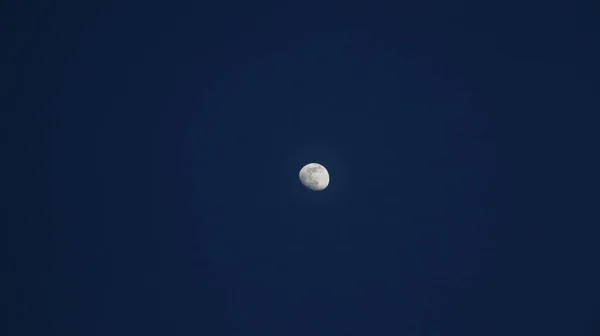 Een Prachtig Uitzicht Waxing Gibbous Moon Aan Een Blauwe Heldere — Stockfoto