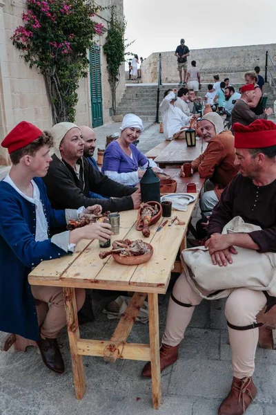 Ludzie Jedzący Posiłek Odpowiednimi Sztućcami Odtwarzaniu Średniowiecznego Życia Mdina Malta — Zdjęcie stockowe