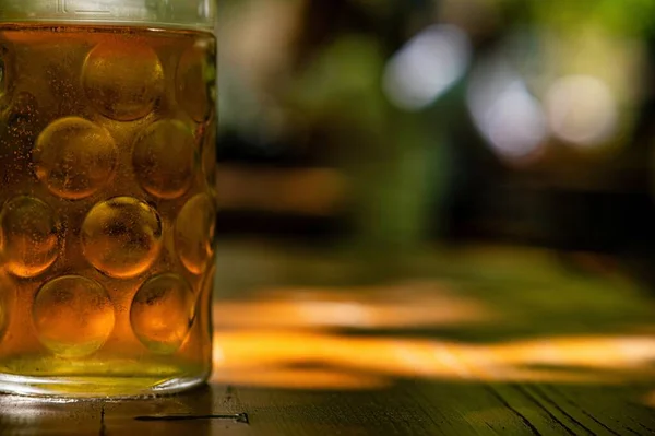 ブルーの冷たいビールのグラスのクローズアップショット — ストック写真