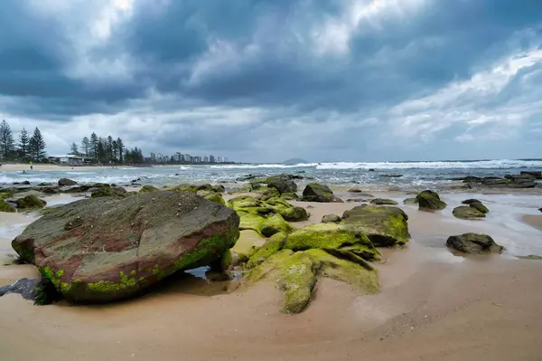 바위가 모래사장의 아름다운 — 스톡 사진