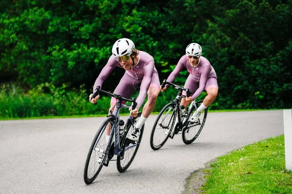 Dva Profesionální Cyklisté Jedoucí Rychlostí Rohem Birminghamu Velká Británie — Stock fotografie