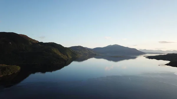 Uma Paisagem Hipnotizante Lago Com Montanhas Refletidas Água — Fotografia de Stock