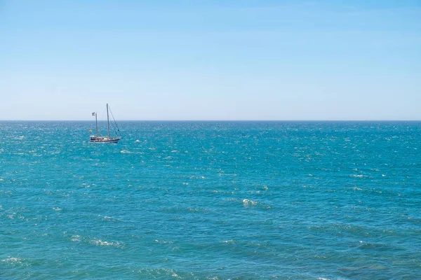 Una Barca Vela Sul Mar Mediterraneo Durante Vacanze Estive — Foto Stock