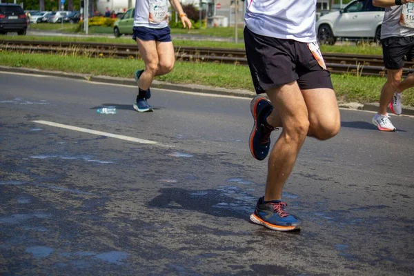 2022年于波兰波兹南举行的 生命之翼 世界赛跑的参加者的腿 — 图库照片