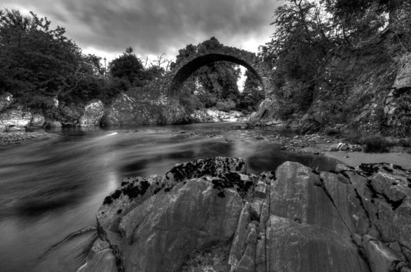 Una Toma Escala Grises Old Pack Horse Bridge Ciudad Carrbridge — Foto de Stock