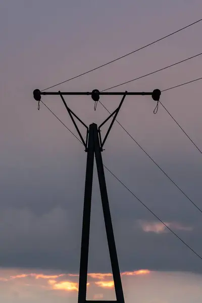 日没時の電力塔 — ストック写真