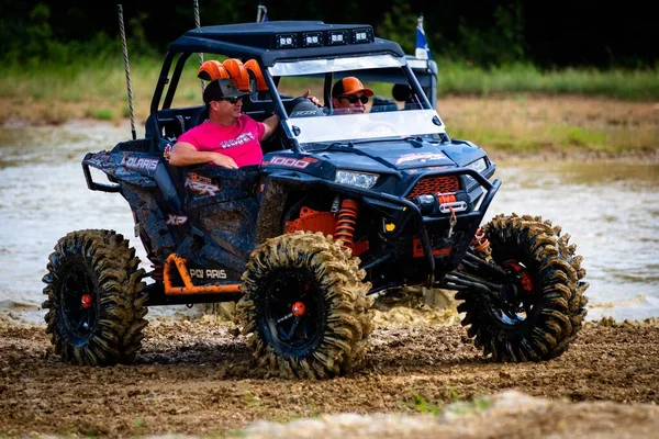 Atv Con Gente Conduciendo Corriendo Sucio Campo Fangoso Rock Fest — Foto de Stock