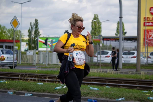 Wings Life World Run Sarı Tişörtlü Bir Bayan Koşucu — Stok fotoğraf
