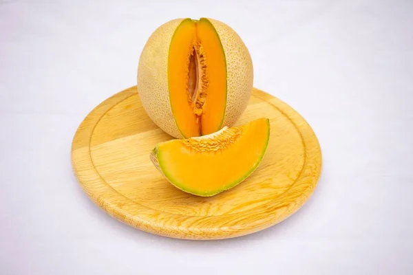 Uma Fruta Cantaloupe Com Uma Fatia Corte Tábua Madeira Círculo — Fotografia de Stock