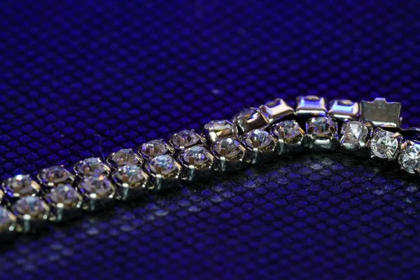 Die Glänzende Elegante Halskette Auf Blauer Oberfläche — Stockfoto