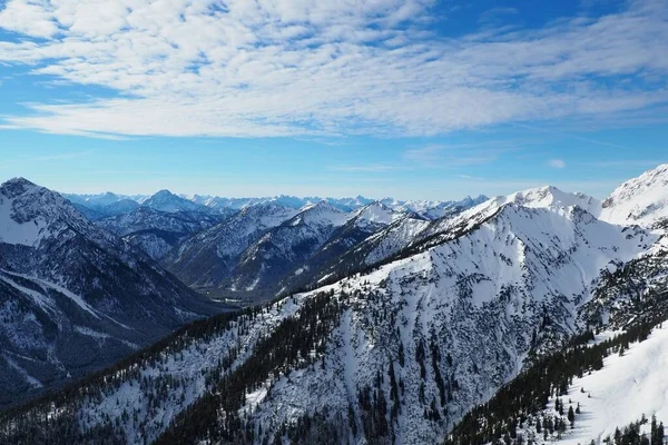 Een Prachtige Opname Van Besneeuwde Bergtoppen Europa — Stockfoto