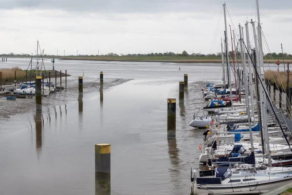 Eine Ebbe Hafen Mit Einer Reihe Von Booten Die Einen — Stockfoto