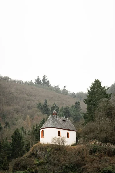 多云的一天 山顶上的一座白色房子 — 图库照片