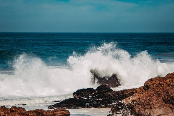 Ondas Batendo Rochas Costa Leste África Sul — Fotografia de Stock