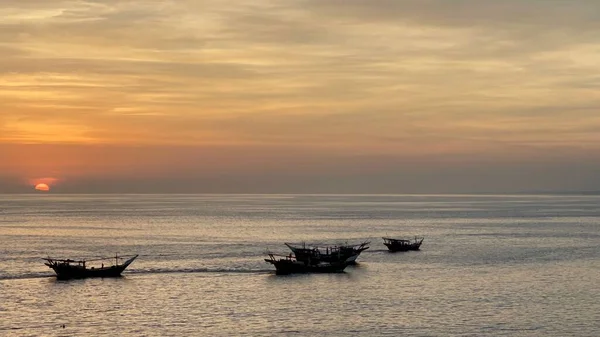 Una Vista Panorámica Barcos Madera Navegando Océano Atardecer Colorido Cielo — Foto de Stock