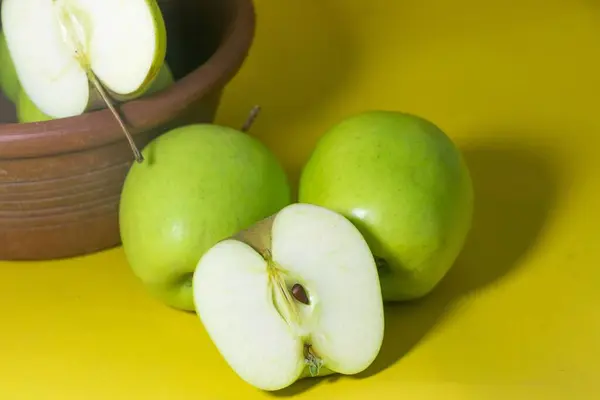 Frischer Grüner Apfel Mit Scheiben Auf Gelbem Hintergrund — Stockfoto